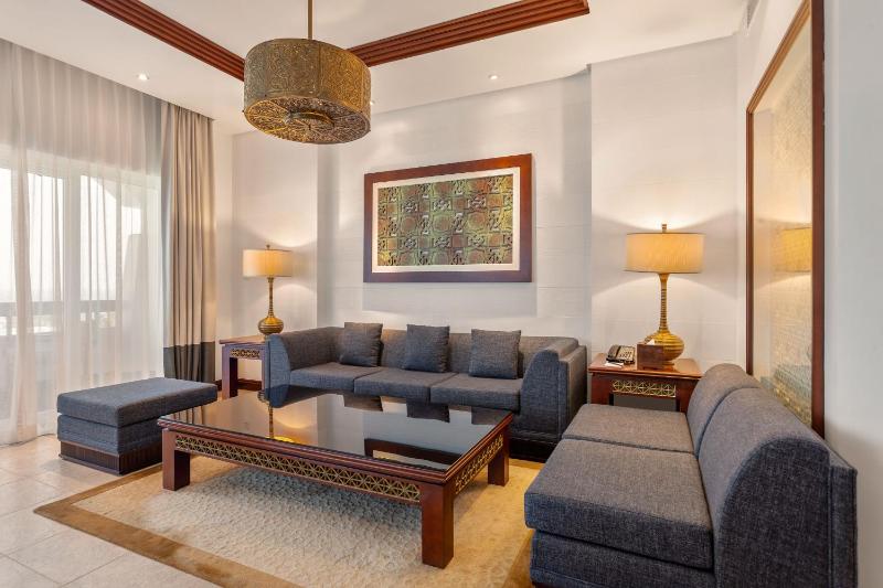 Deluxe Suite with Sea View image 3
