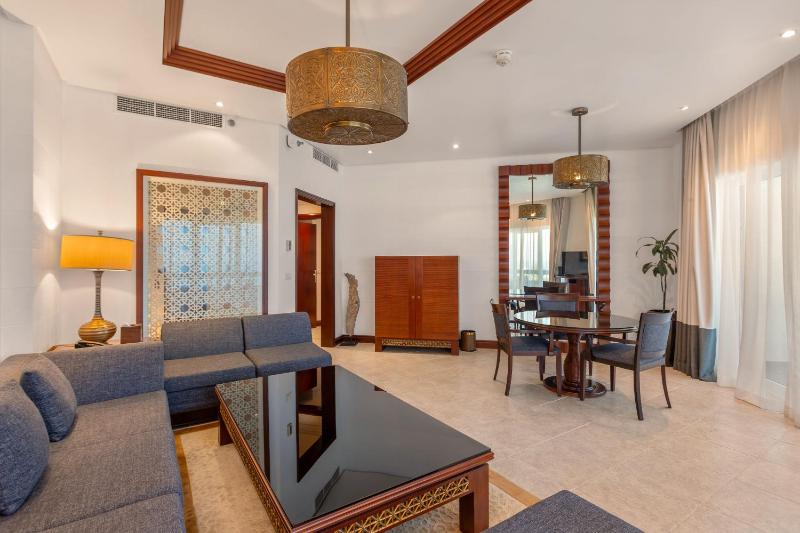 Deluxe Suite with Sea View image 4