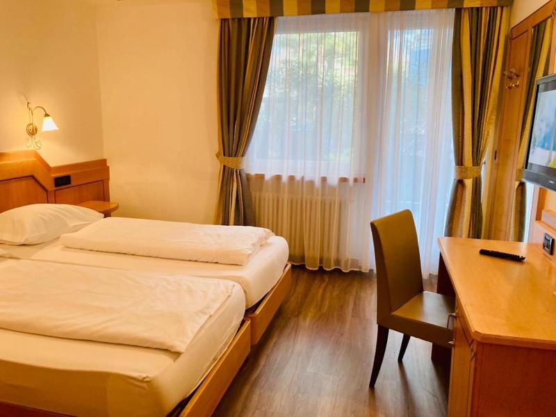 Classic Double or Twin Room image 3