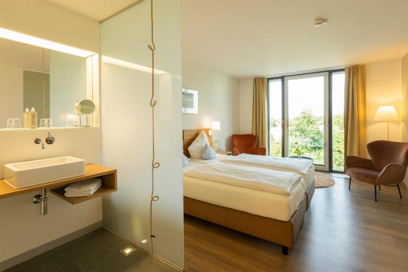 Superior Double Room with Open Bathroom and Separate WC image 4