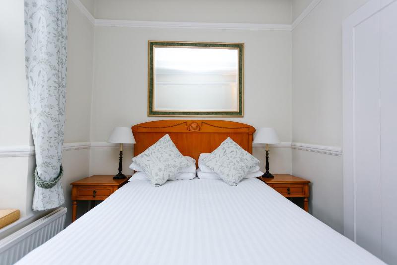 Compact Double Room image 4