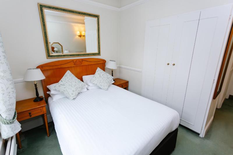Compact Double Room image 3