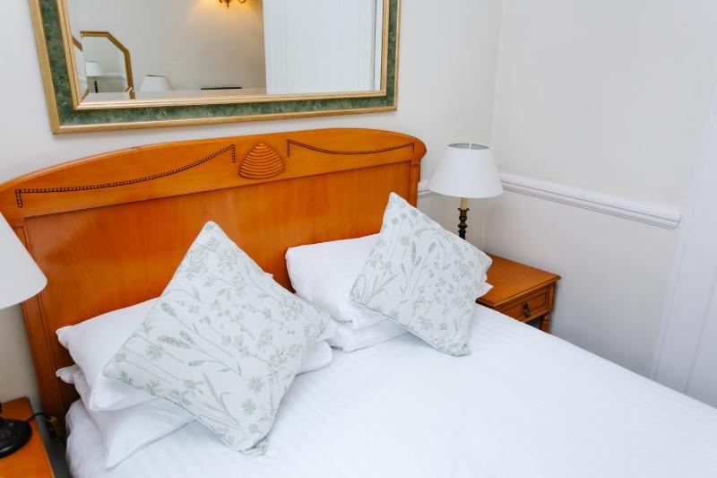 Compact Double Room image 2