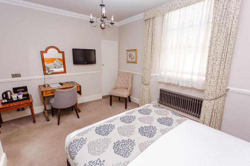 Classic Double Room image 2