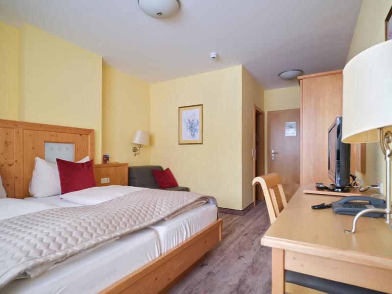 Double Room with Balcony image 4