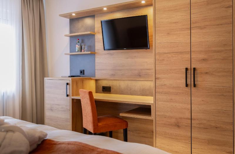 Double Room image 4
