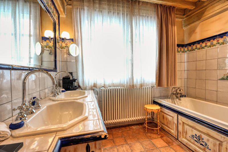 Standard Double Room image 4