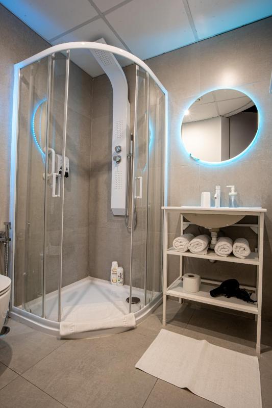 Double Room with Balcony and Sea View image 3