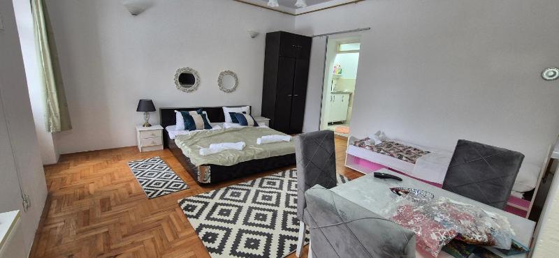 Apartment B with free parking - image 1