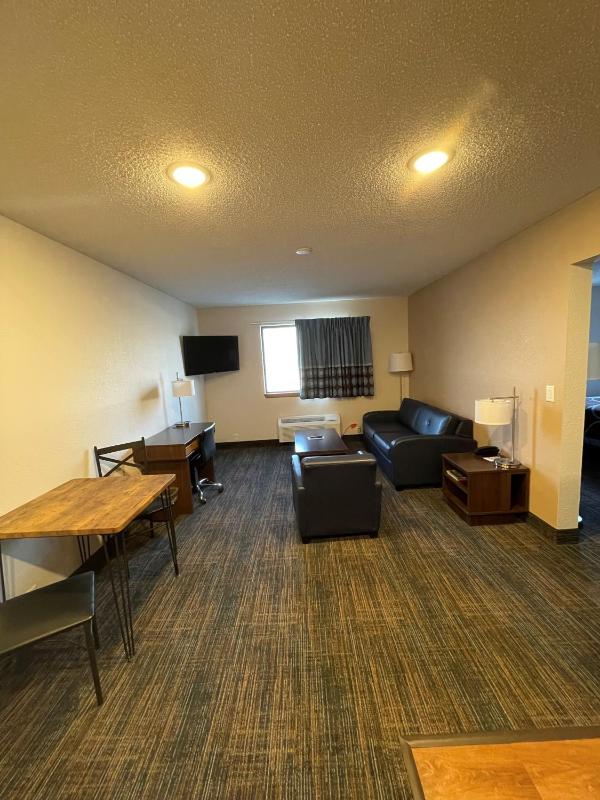 Deluxe King Suite - Non-Smoking image 4