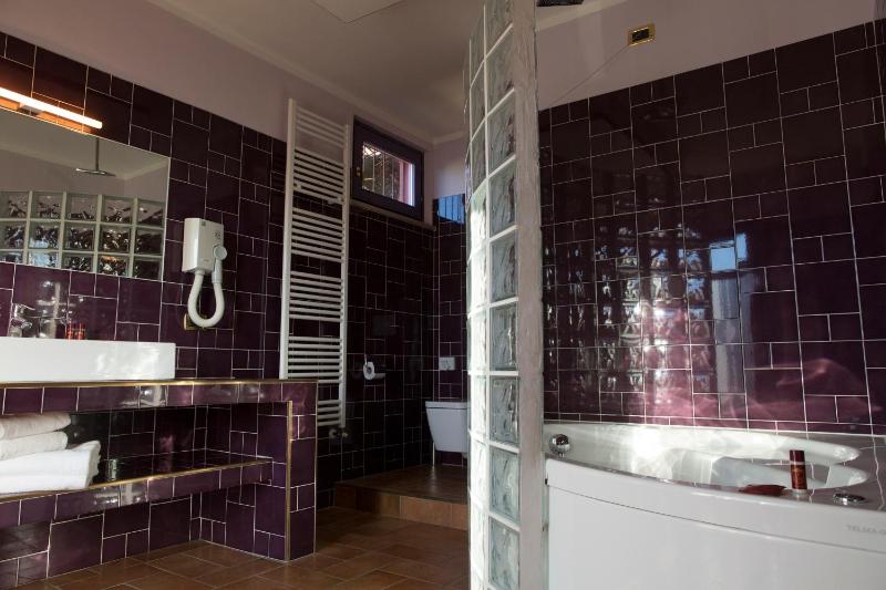 Double Room with Spa Bath image 2
