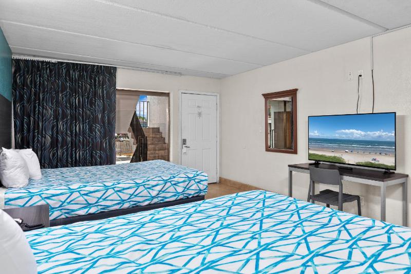 Quadruple Room with Two King Beds - Non Smoking image 3