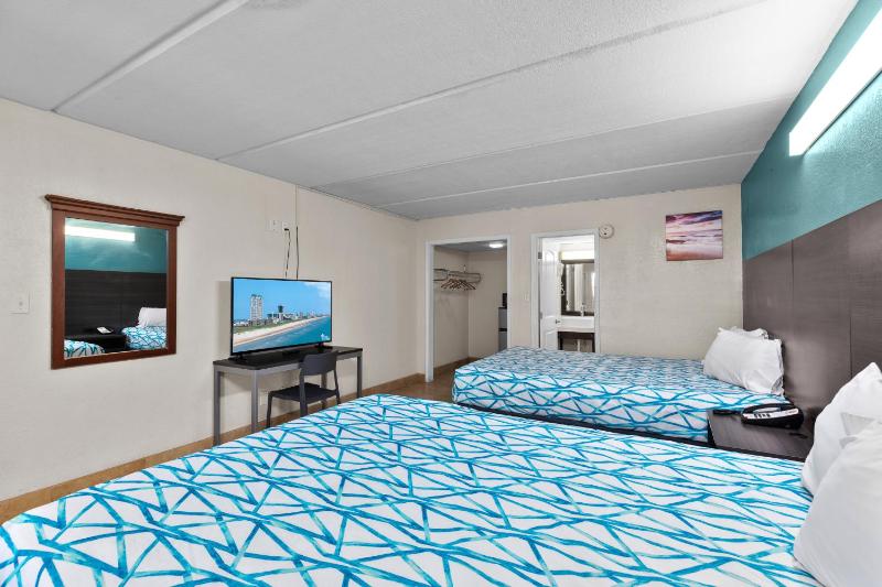Quadruple Room with Two King Beds - Non Smoking image 4