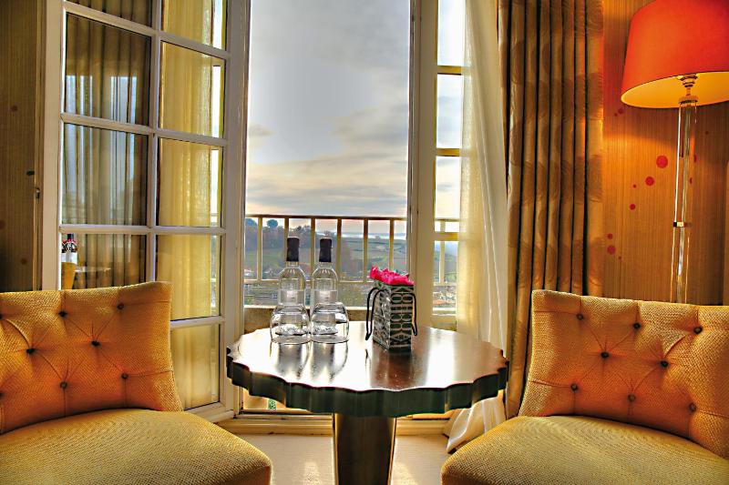 Panoramic Deluxe Room image 3