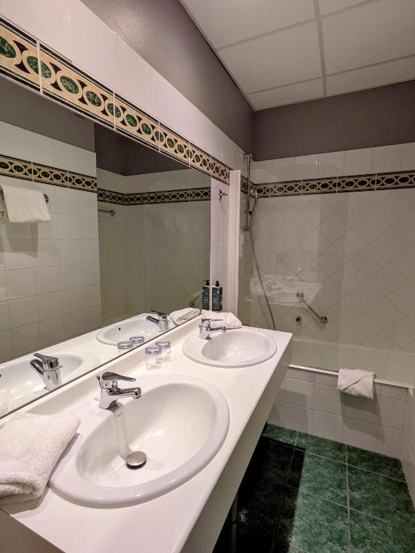 Superior Triple Room image 4