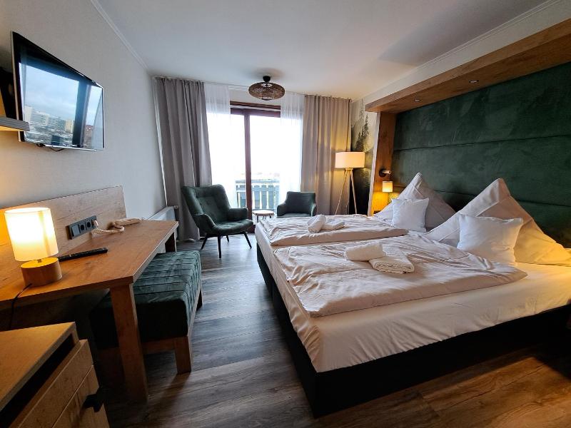 Double or Twin Room with Balcony image 3