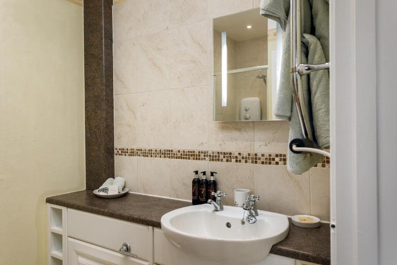 Double Room with Private Bathroom image 4