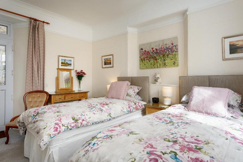 Twin Room with Private Bathroom image 3