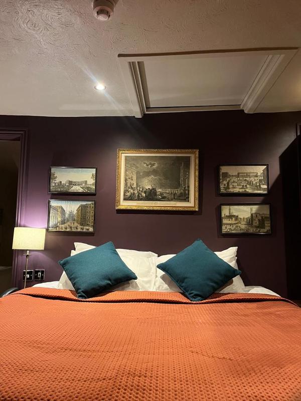Large Double Room image 1
