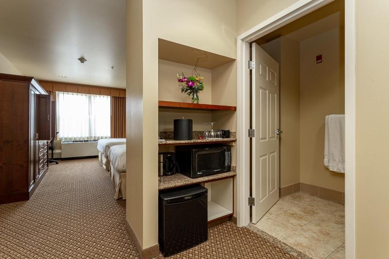 Queen Room with Two Queen Beds - Non-Smoking image 1