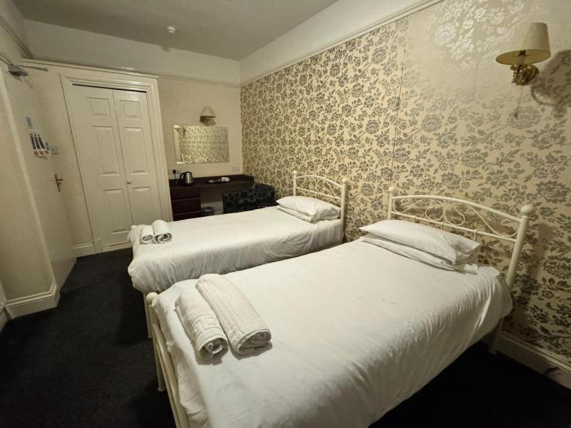 Twin Room image 1
