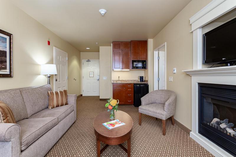 One-Bedroom King Suite with Whirlpool - Non-Smoking image 4