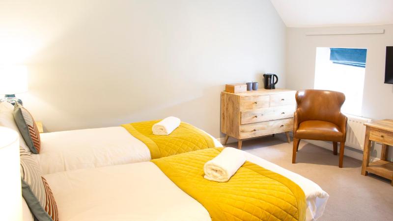 Twin Room image 4