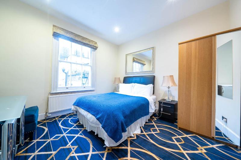 Economy Double Room with Shared Bathroom image 2