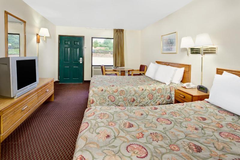 Deluxe Double Room with Two Double Beds - Non-Smoking image 4