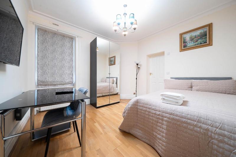 Economy Double Room with Shared Bathroom image 4