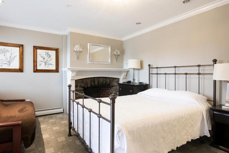 Standard Queen Room image 4