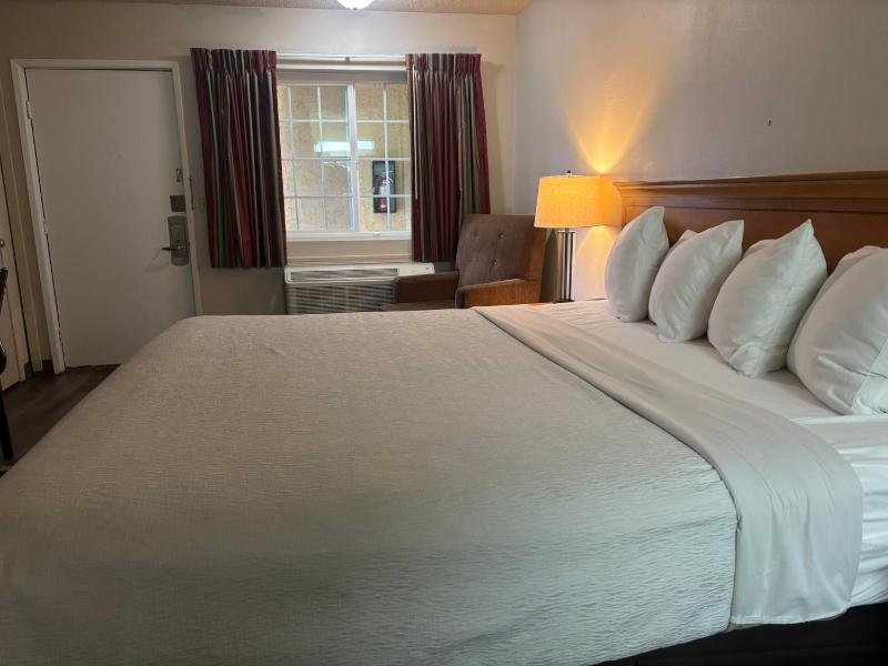 Queen Room with Two Queen Beds (Park and Fly) image 3