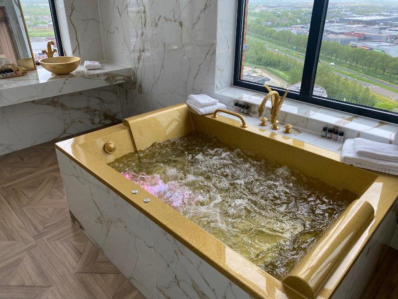 Top Floor Suite image 4