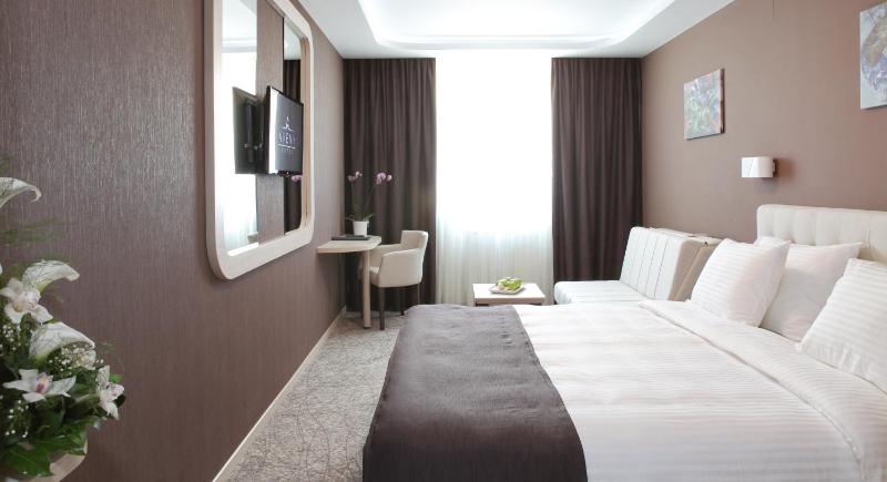 Double Room with Extra Bed image 3
