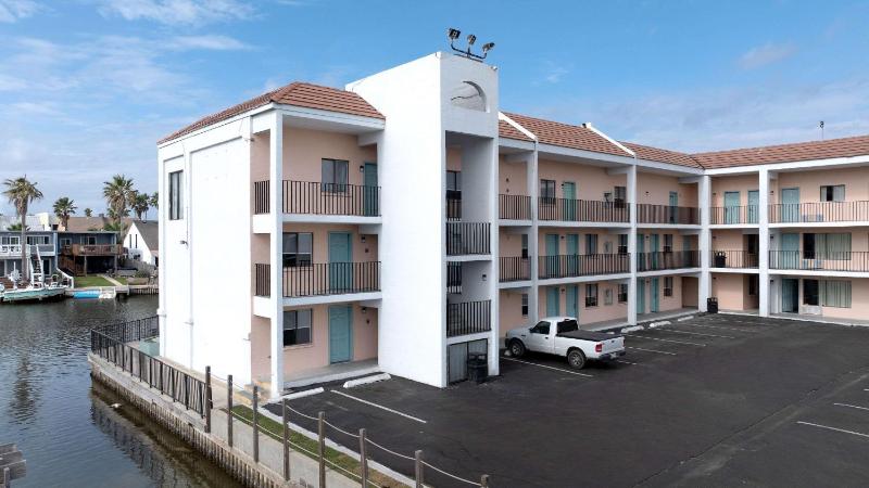 WindWater Hotel and Marina - image 31