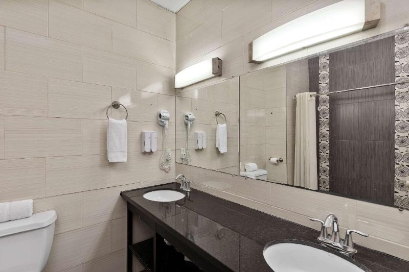 WindWater Hotel and Marina - image 3