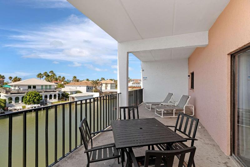 WindWater Hotel and Marina - image 37