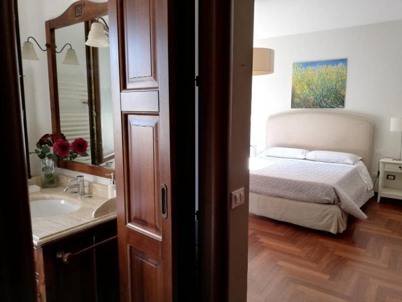 Large Double Room image 1