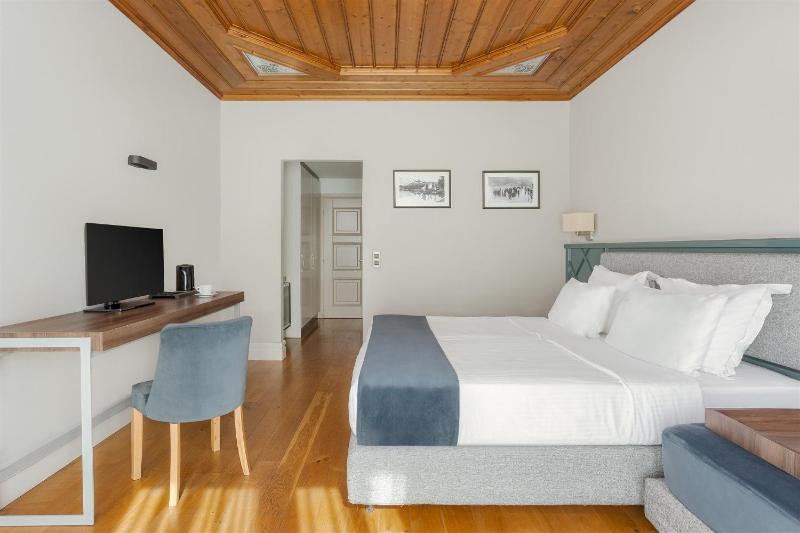 Standard Double or Twin Room with Balcony image 4