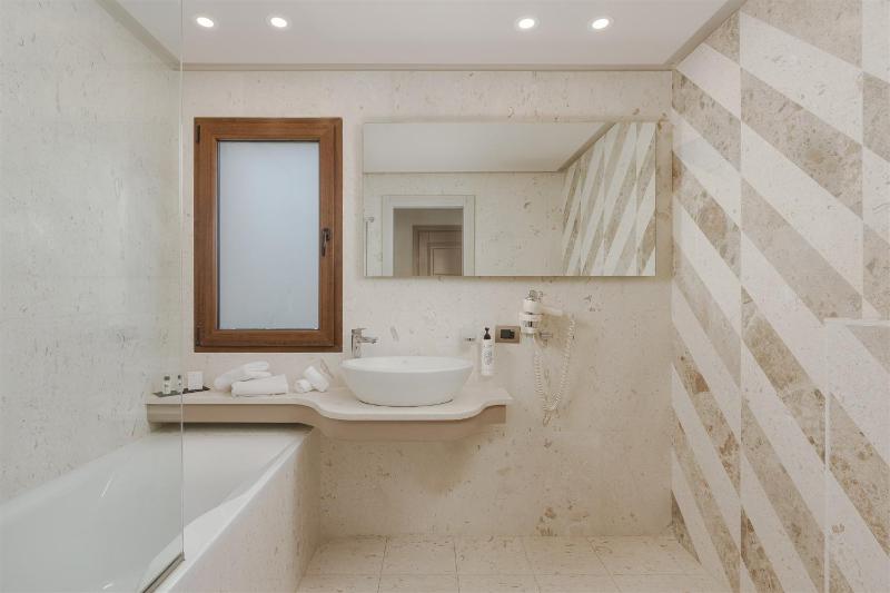 The Lake Hotel - image 17