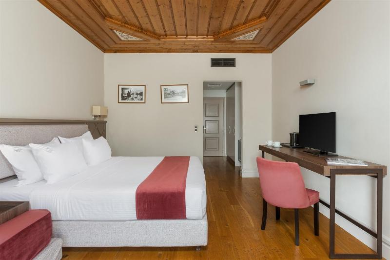 Deluxe Room with Lake View image 3