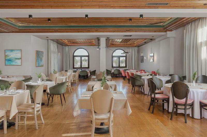 The Lake Hotel - image 2