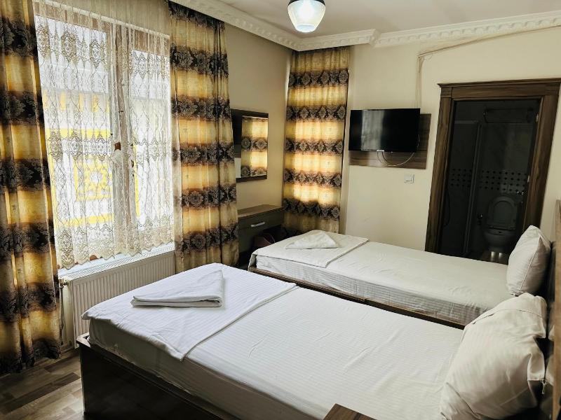 Double Room with Balcony image 3