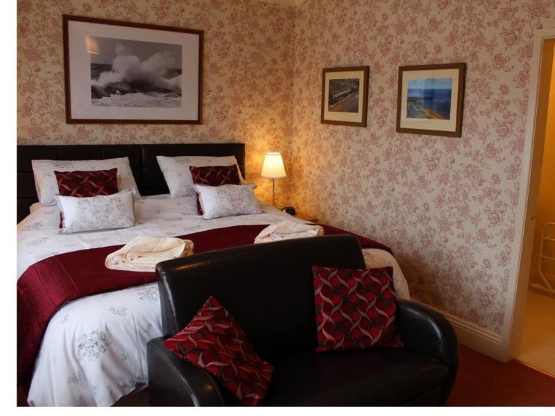 Small Twin Room image 3