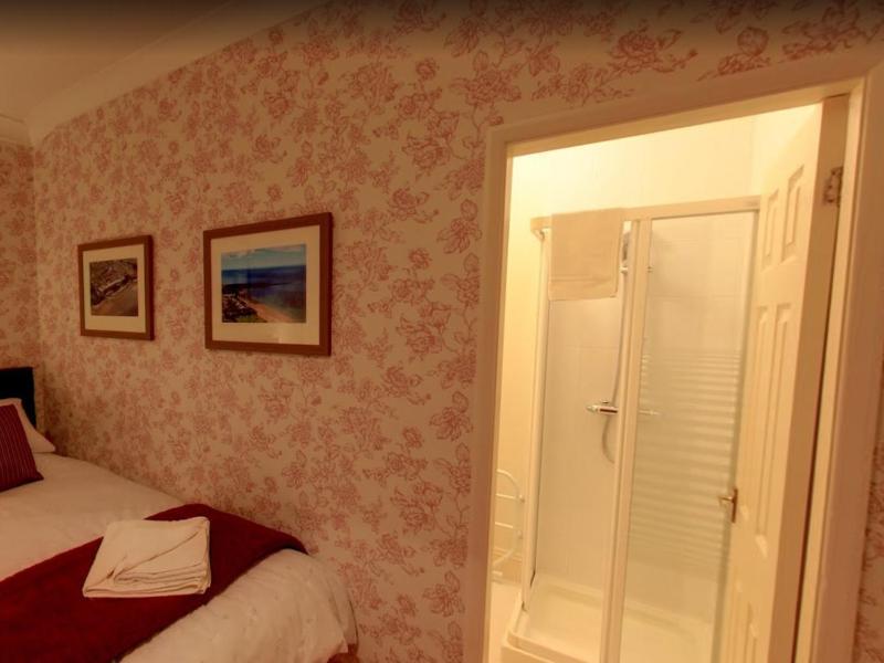 Small Twin Room image 4