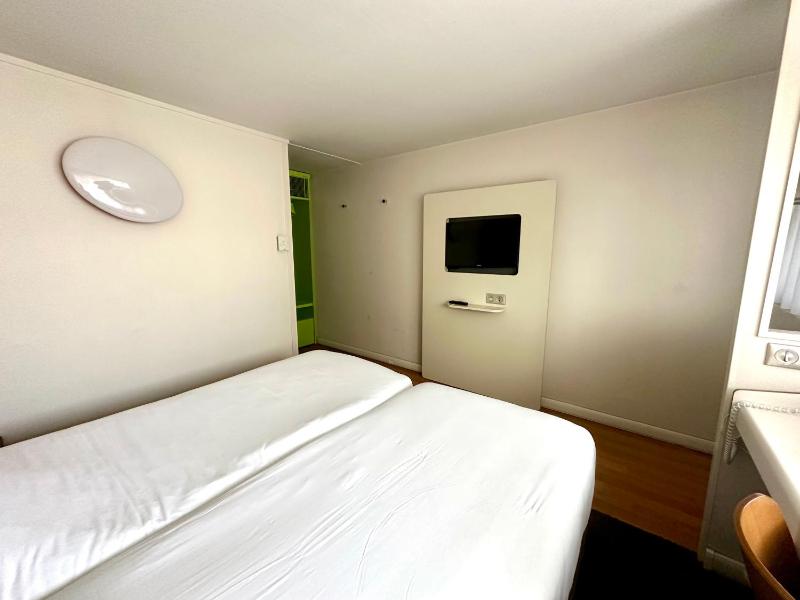 Superior Twin Room image 4