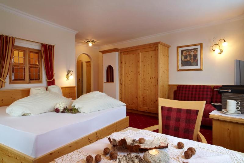 Double Room with Balcony image 2