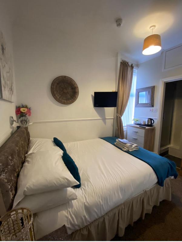Double Room with Private Bathroom image 3