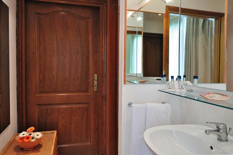 Double or Twin Room with Garden Access image 4