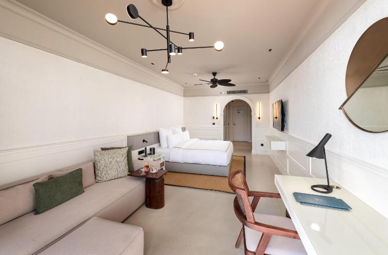 Deluxe Room Sea View with Balcony image 4
